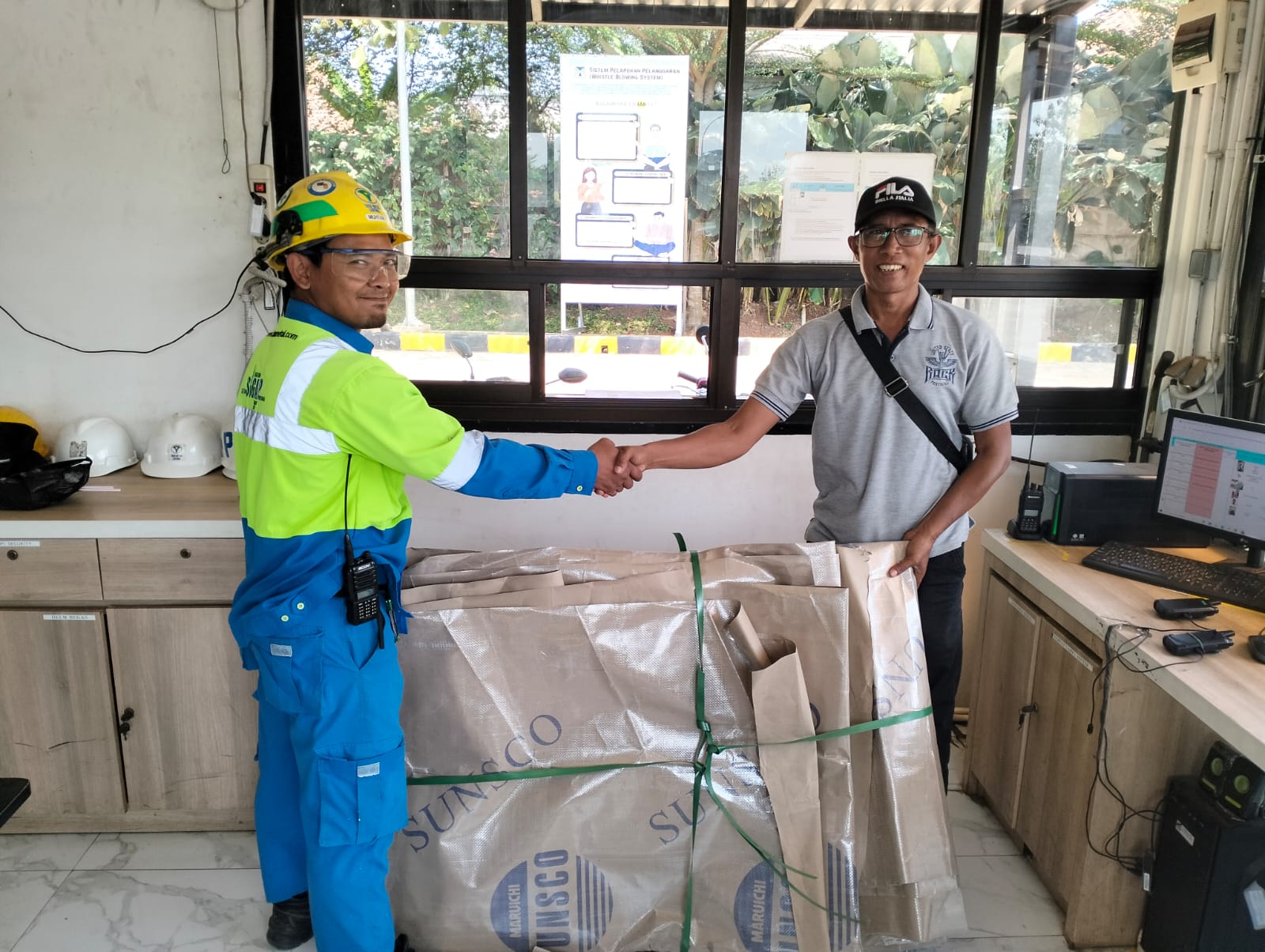 TML - Pemberian kertas coil untuk kegiatan warga
